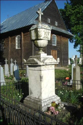 Gorodniki. The chapel and monument of the Snyadetsky family.