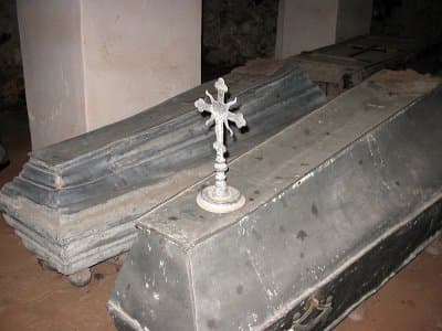 Gorodniki. The chapel and monument of the Snyadetsky family.