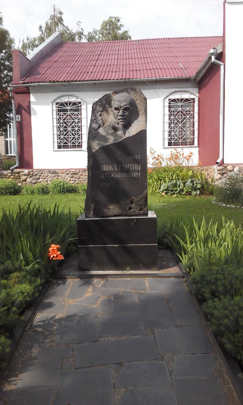 Kopyl. Monument to Tishka Gartny.