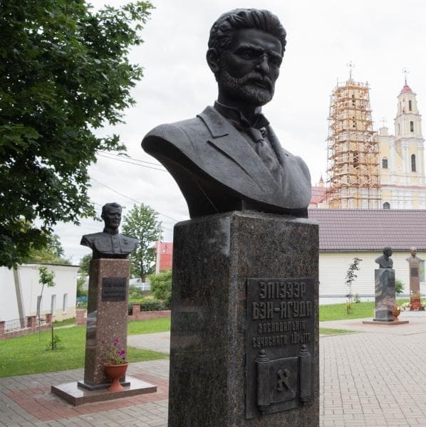 Glubokoe. The alley of famous countrymen.