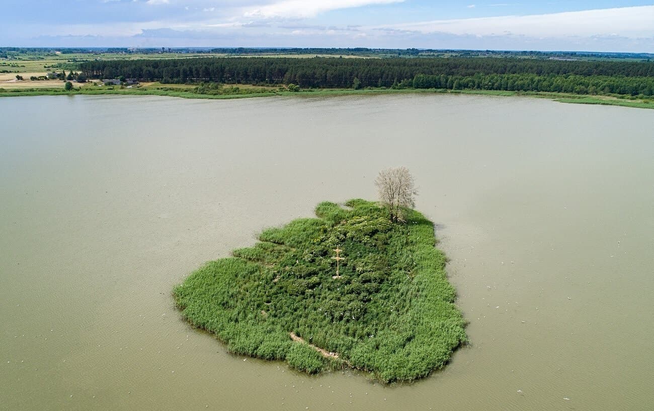 Глубокое. Крест на острове озера Великое.