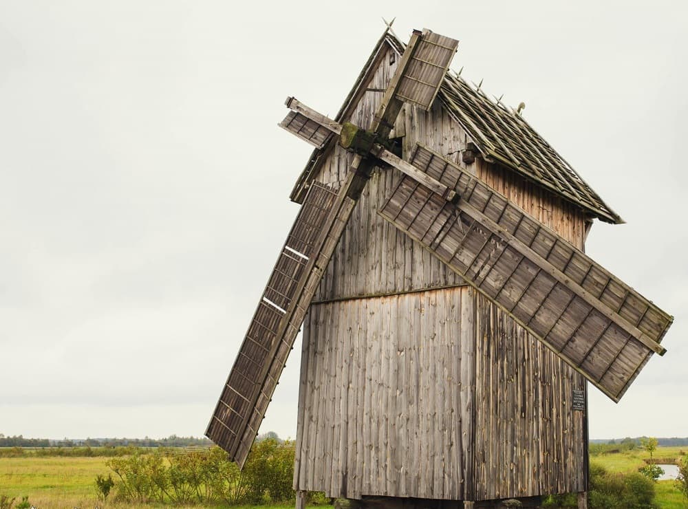 Гирск. Руины ветряной мельницы.