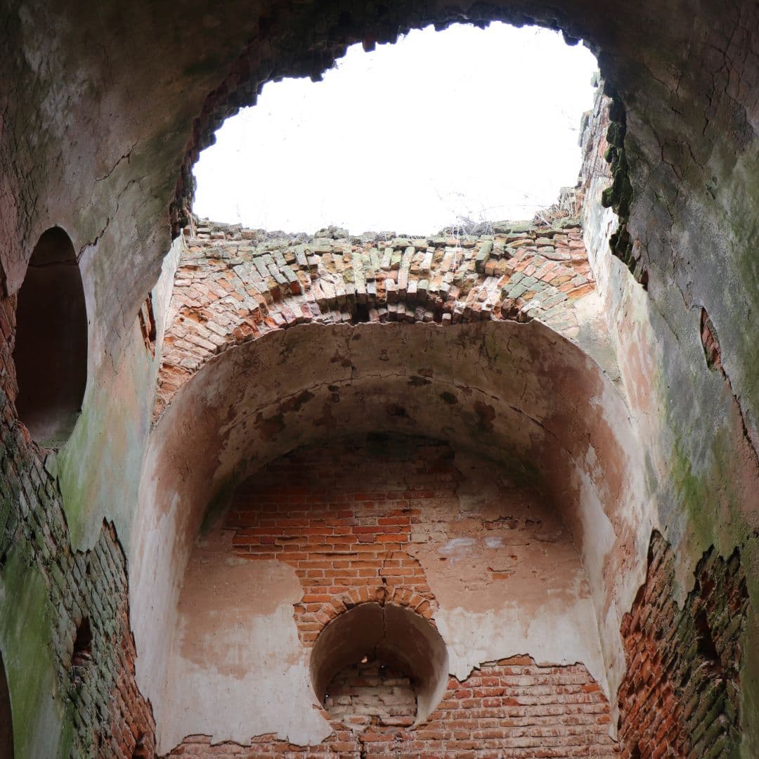 Koltovo. Ruins of an unnamed 19th century church.