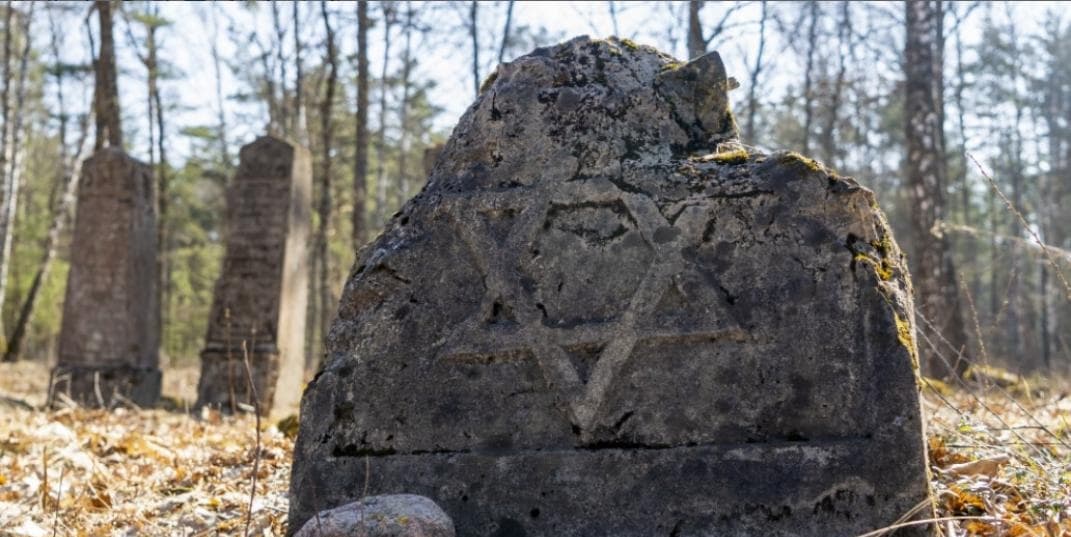 Ленин. Старинное еврейское кладбище и часовня.