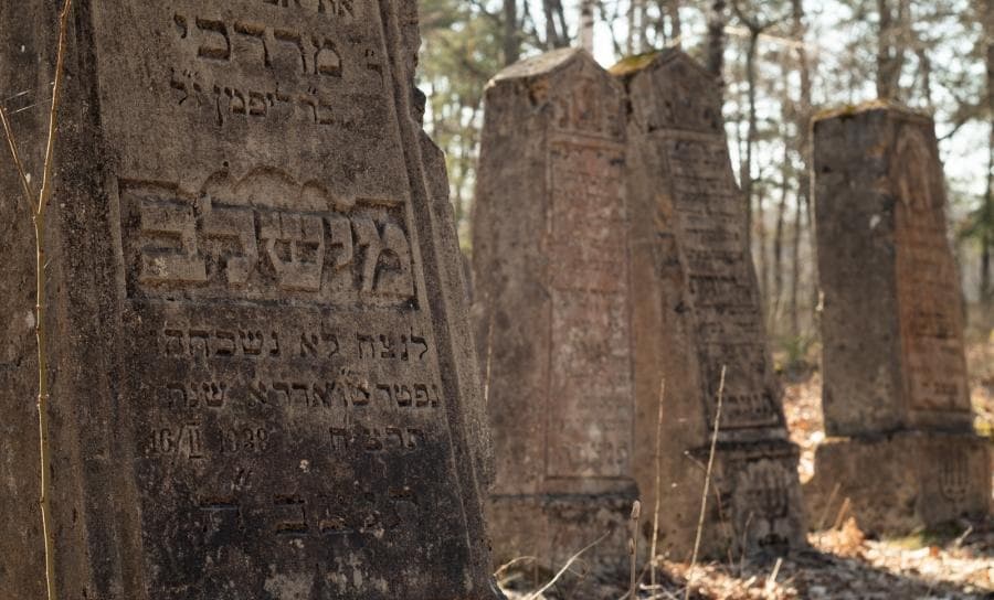 Ленин. Старинное еврейское кладбище и часовня.