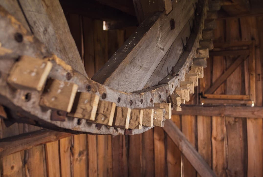 Гирск. Руины ветряной мельницы.