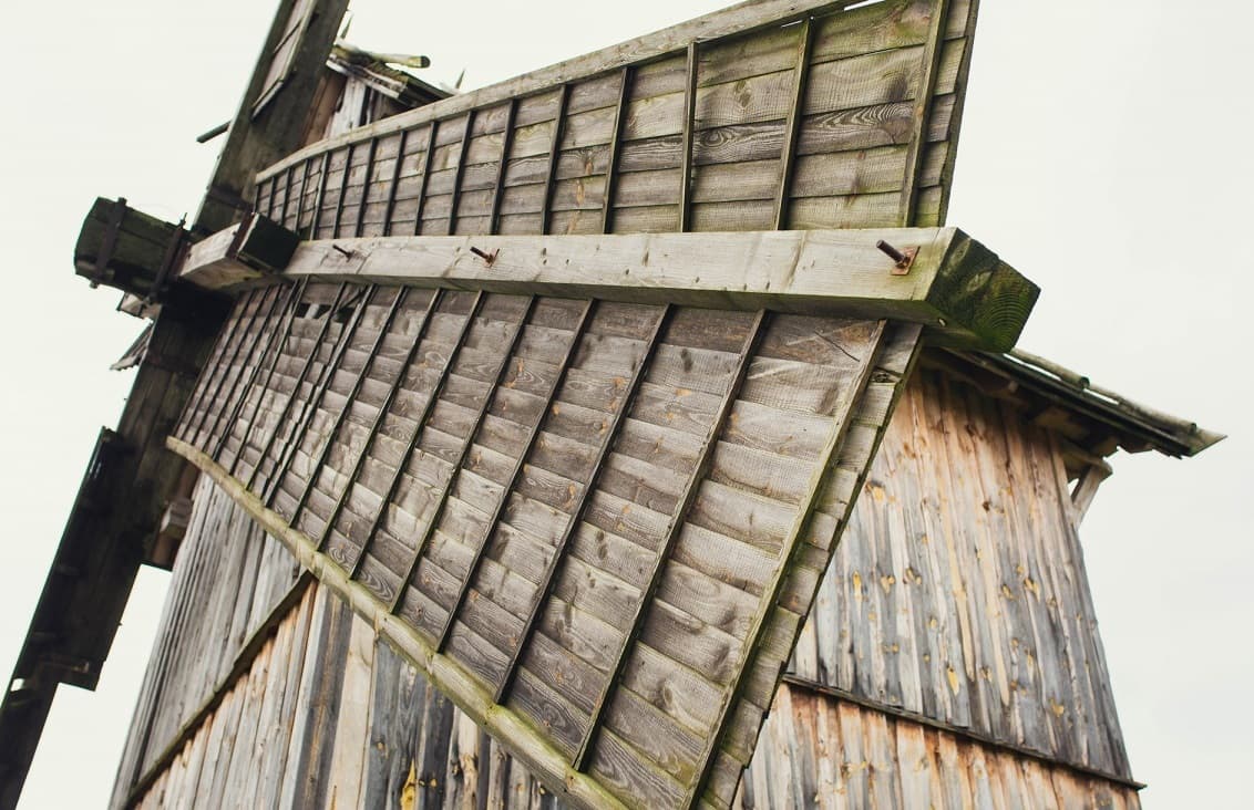 Гирск. Руины ветряной мельницы.