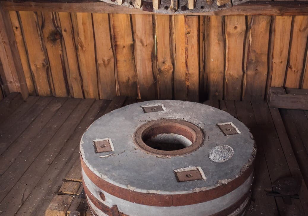 Гирск. Руины ветряной мельницы.