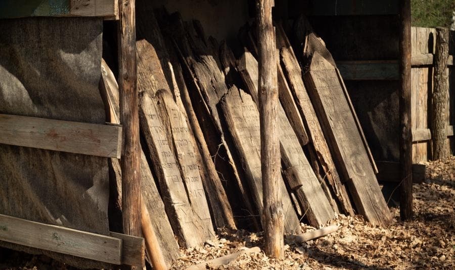 Ленин. Старинное еврейское кладбище и часовня.