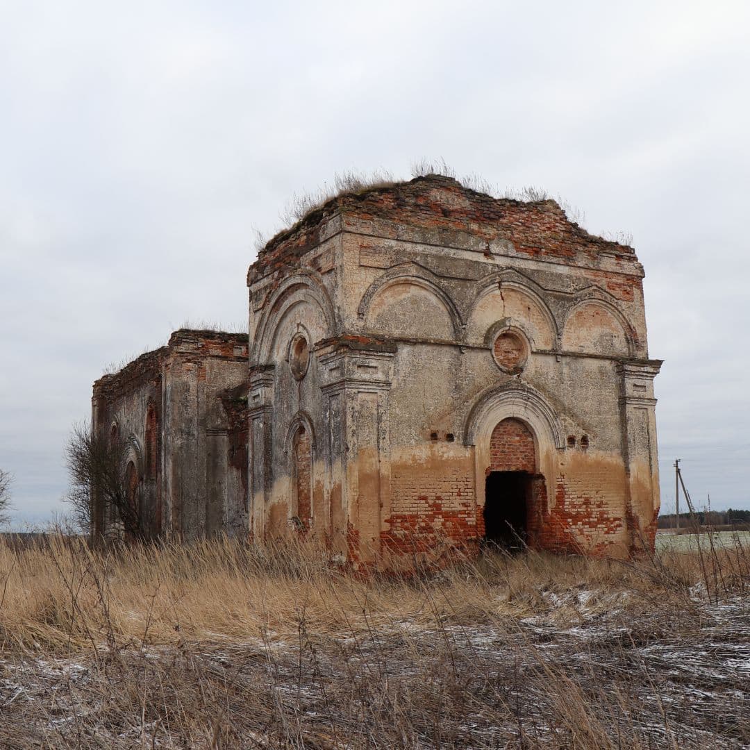 Koltovo. Ruins of an unnamed 19th century church.