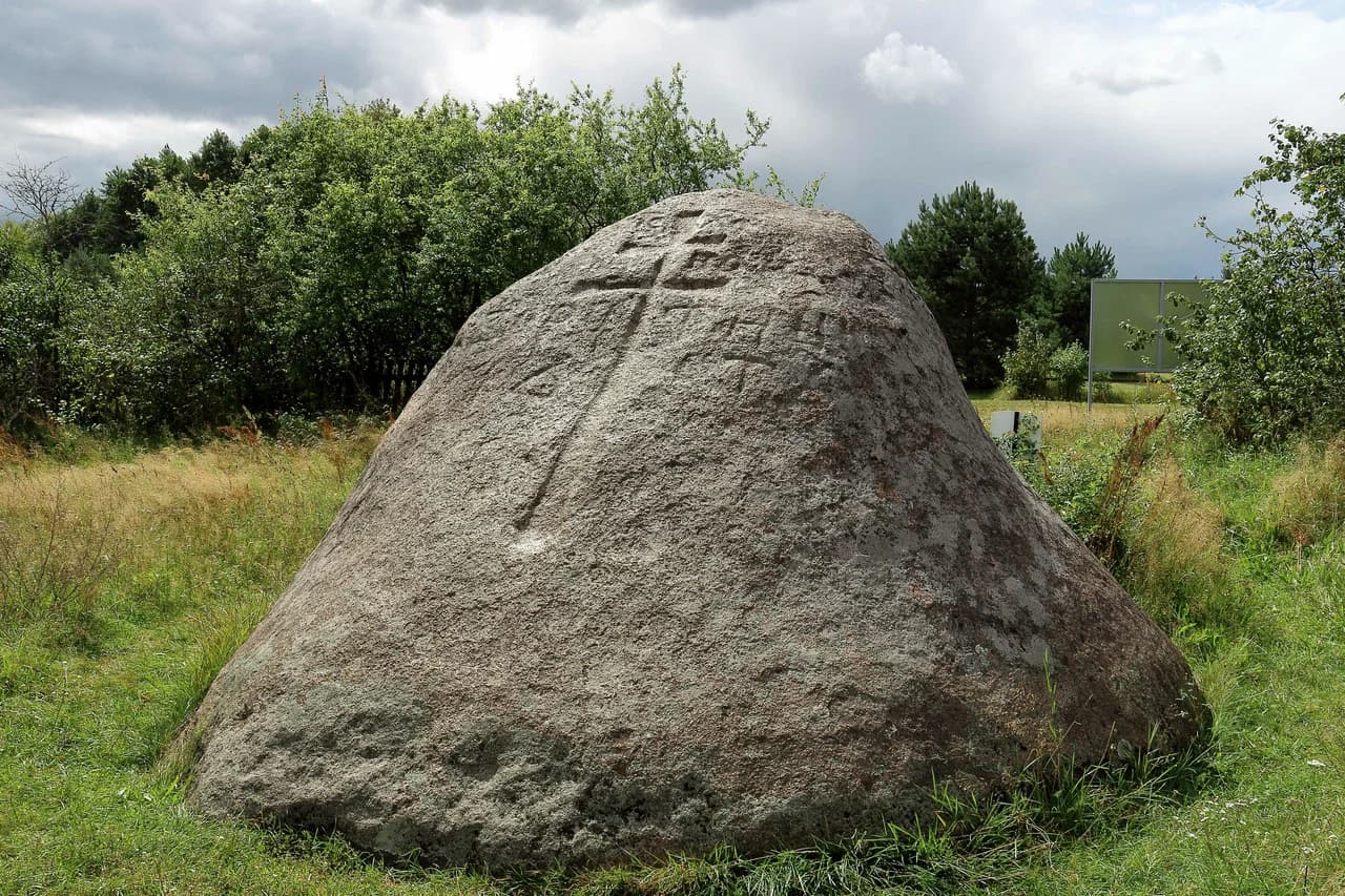 Kameno. The "Vorotishin Cross" boulder.