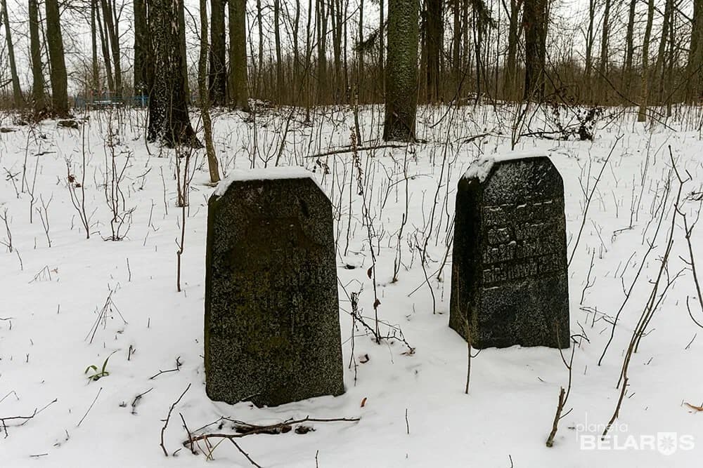 Паташня. Латышская школа і могілкі.