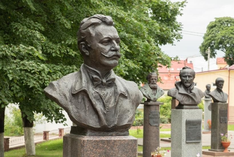 Glubokoe. The alley of famous countrymen.