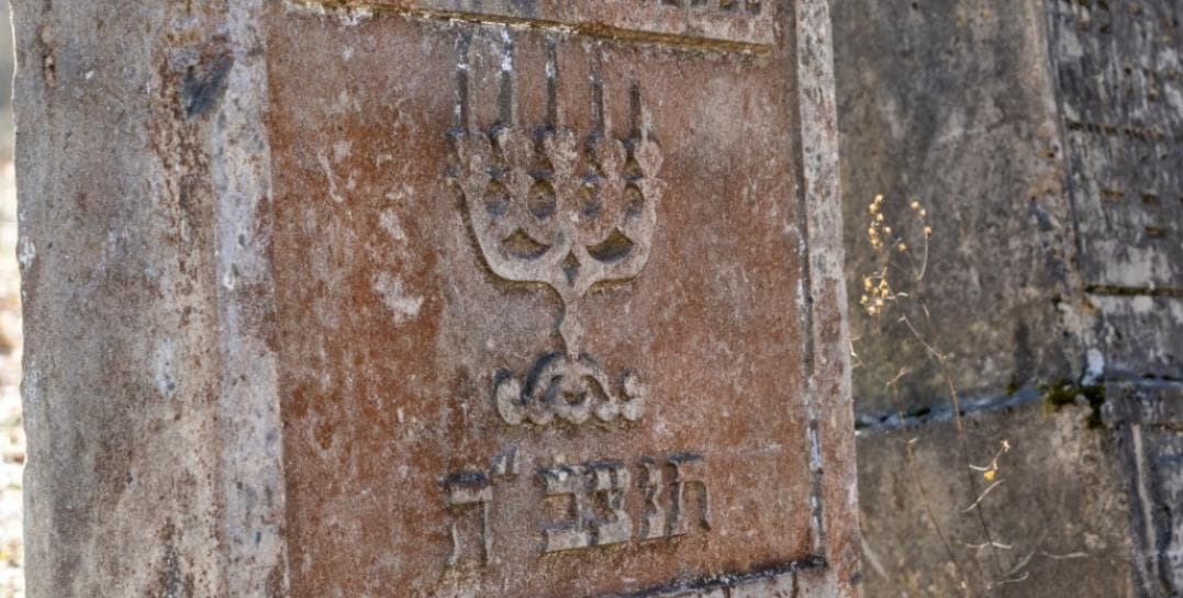 Ленин. Старинное еврейское кладбище и часовня.