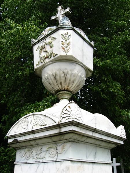 Gorodniki. The chapel and monument of the Snyadetsky family.