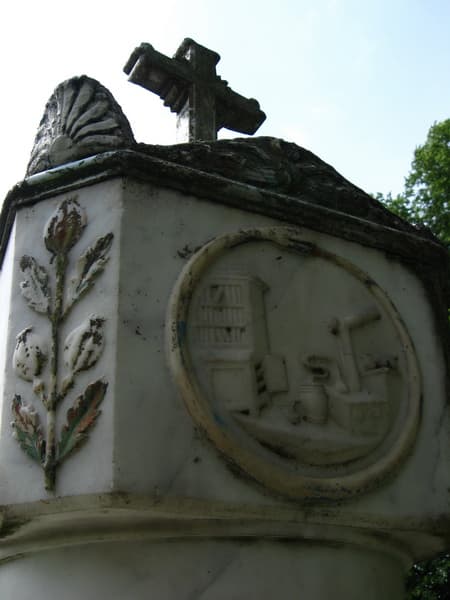 Gorodniki. The chapel and monument of the Snyadetsky family.