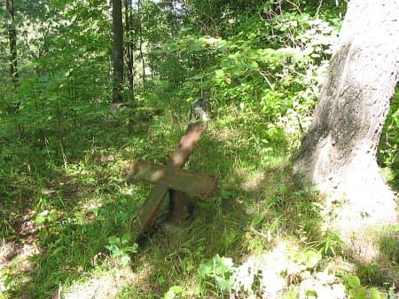 Паташня. Латышская школа і могілкі.