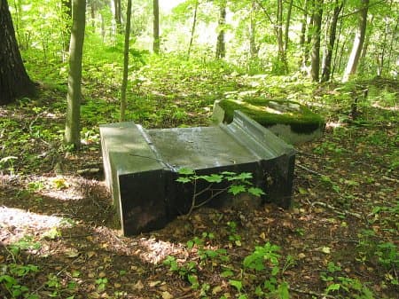 Паташня. Латышская школа і могілкі.