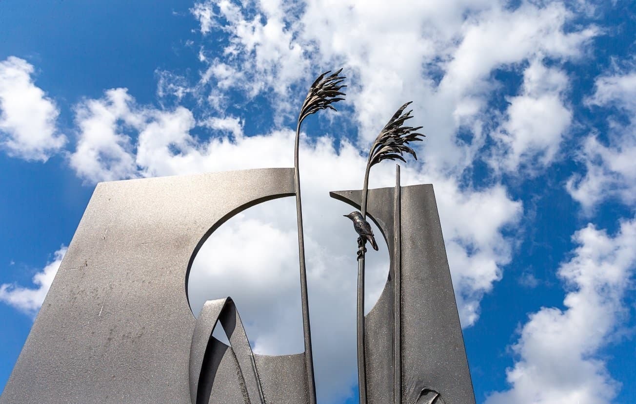 Береза. Памятный знак вертлявой камышевке.