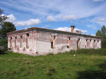 Паташня. Латышская школа і могілкі.