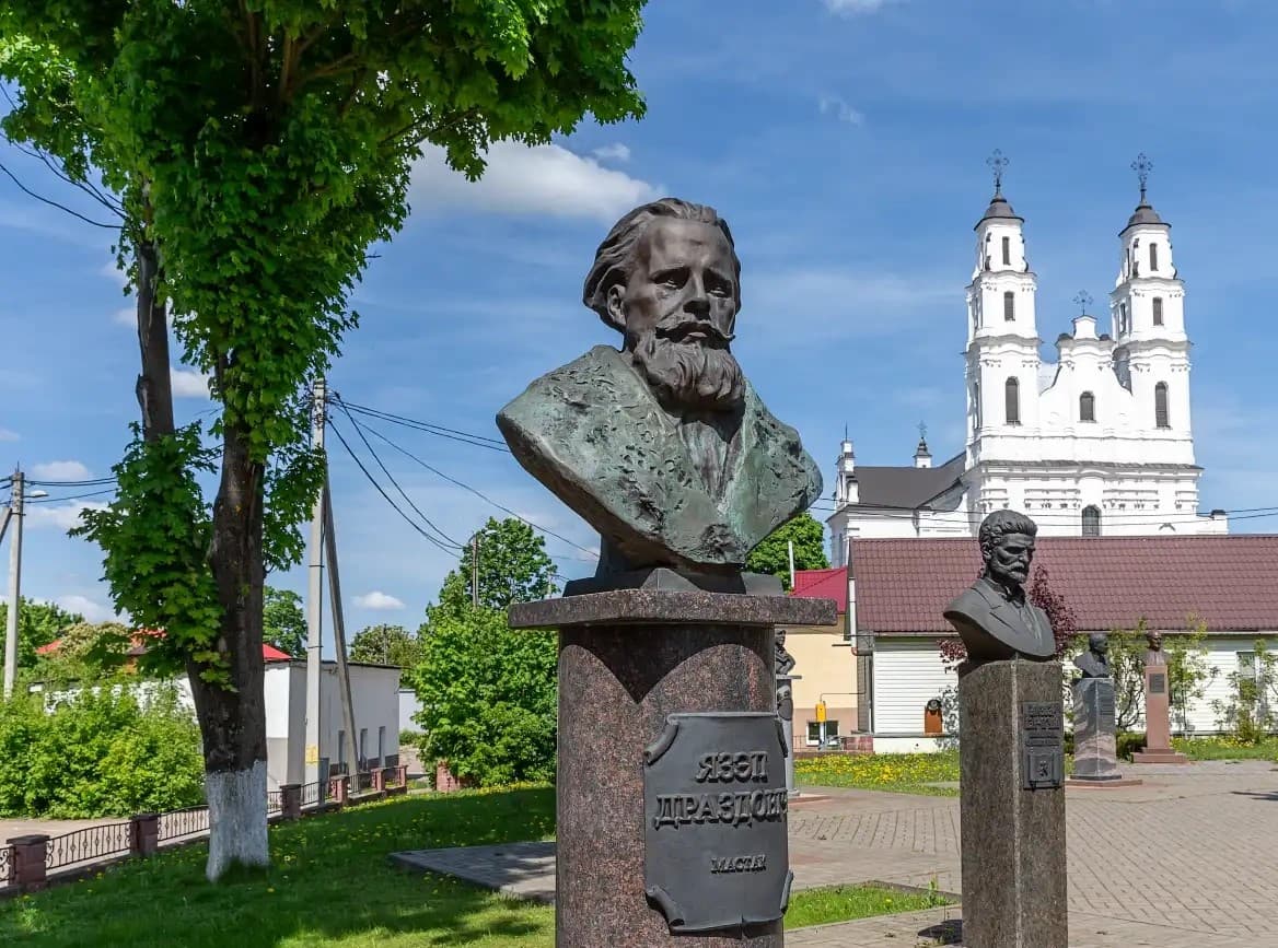 Glubokoe. The alley of famous countrymen.
