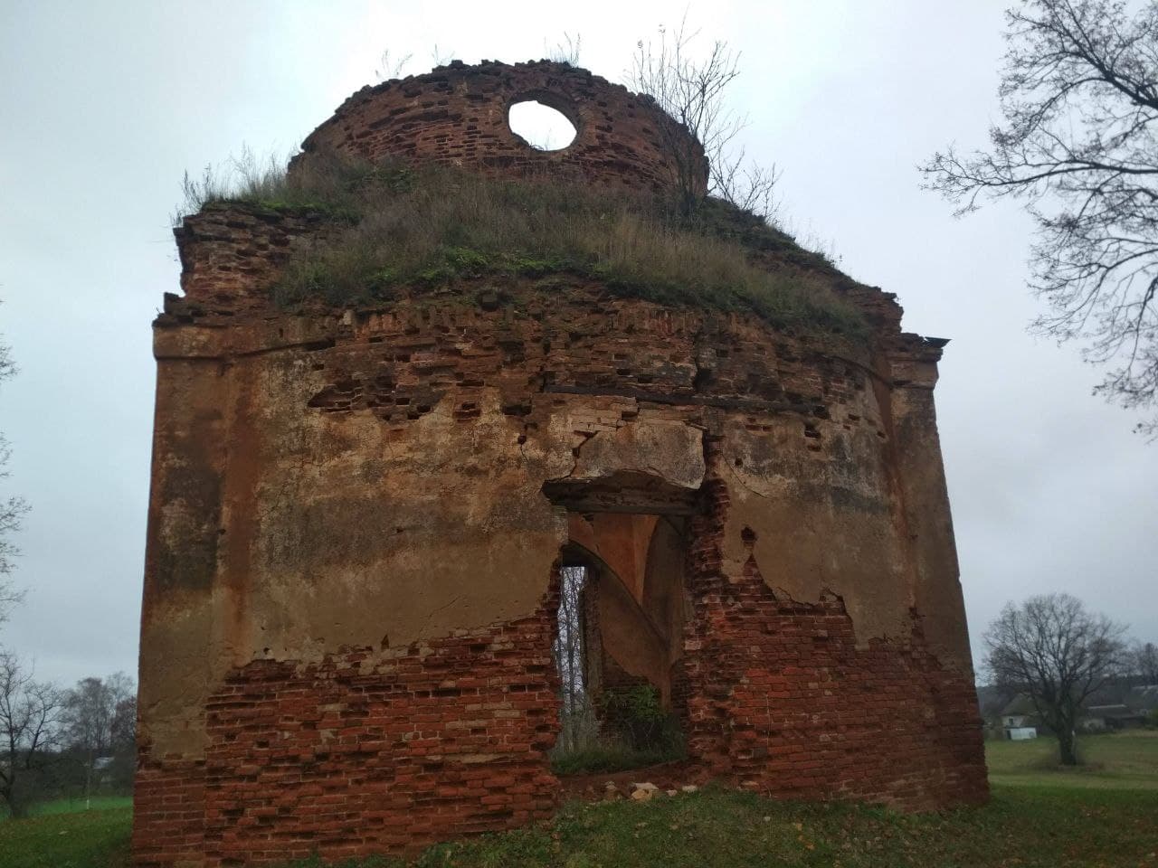 Тубышки. Руины Свято-Николаевской церкви.