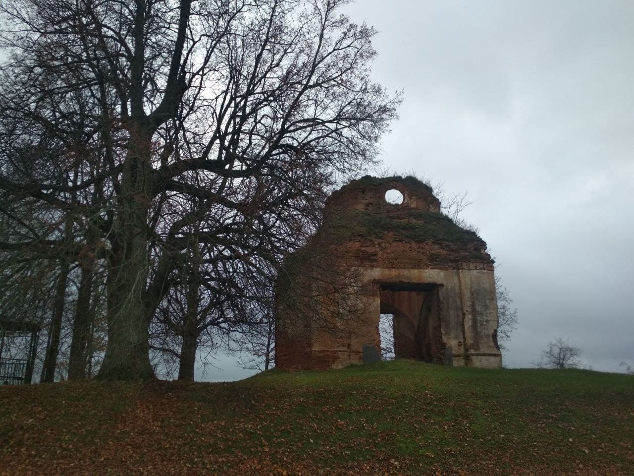 Тубышки. Руины Свято-Николаевской церкви.