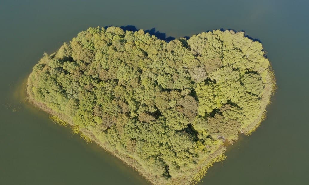 Возера Усая. Востраў у форме сэрца.