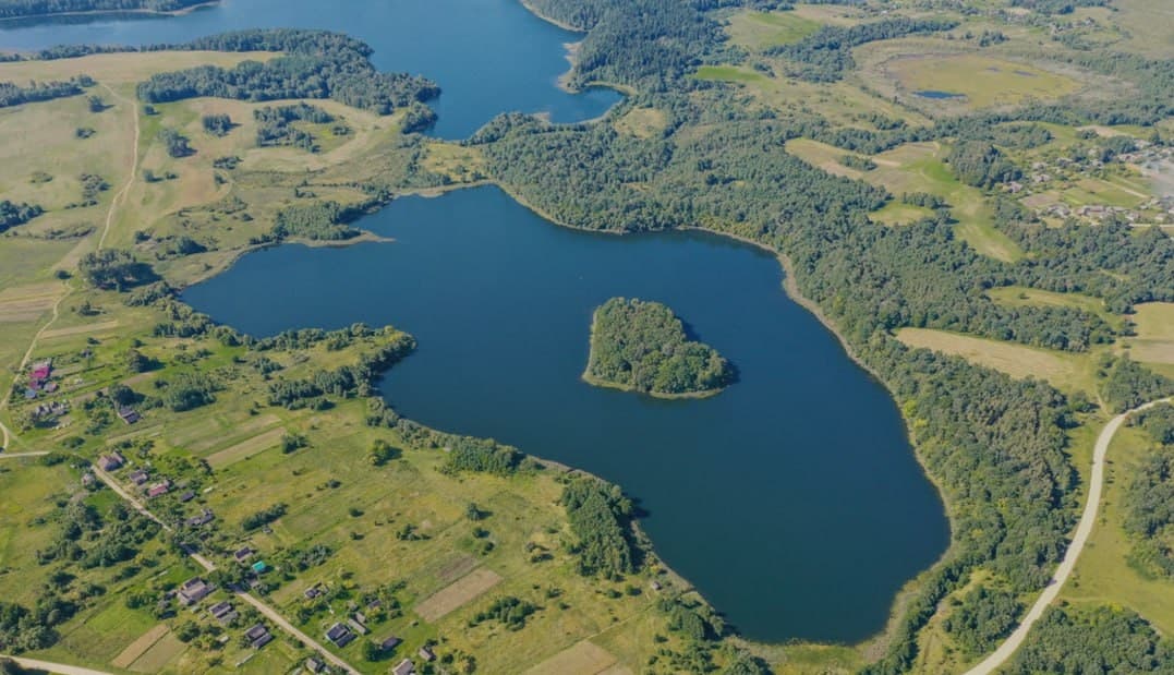 Возера Усая. Востраў у форме сэрца.