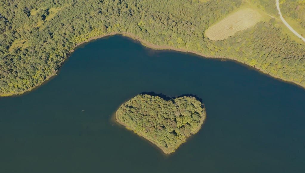 Возера Усая. Востраў у форме сэрца.