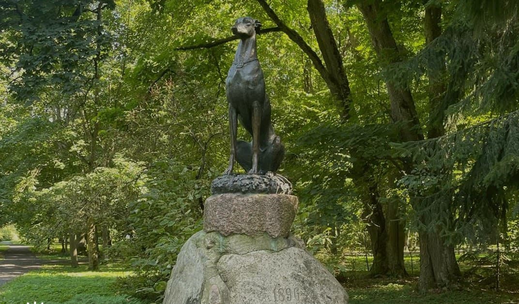 Nesvizh. Monument to the dog in the Old Park.