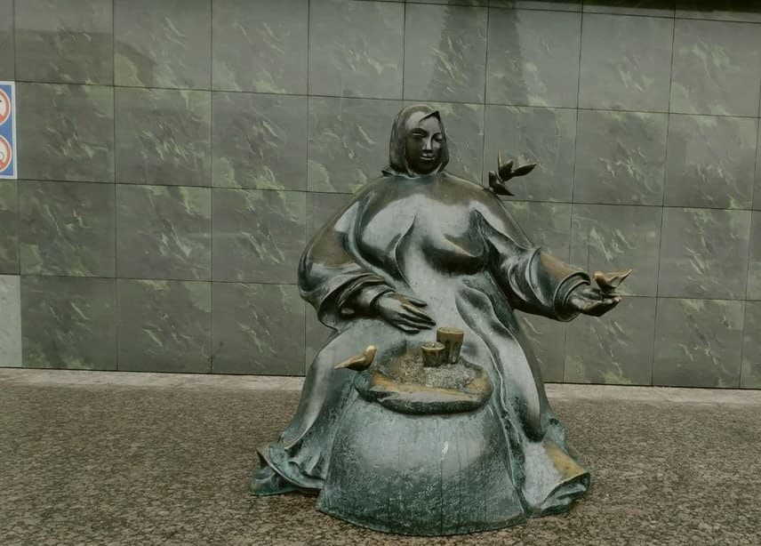 Мінск. Бронзавая скульптура»Гандлярка семкамі".