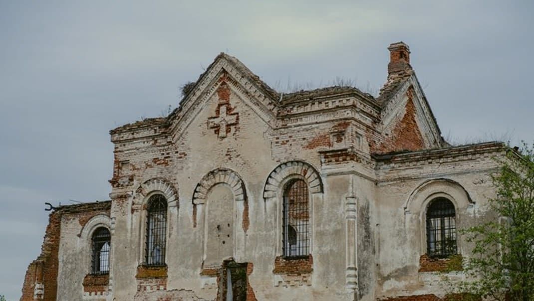 Мосар. Заброшенная Сретенская церковь.