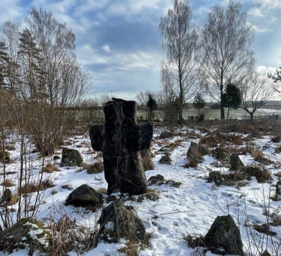 Бабцы. Татарские могилы, каменные кресты и алтарь.