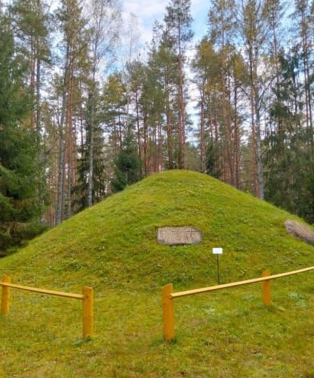 Ostrovo. The "Partizansky" spring and the Mound of Glory.