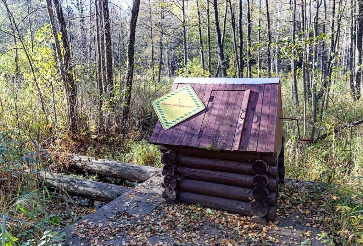 Ostrovo. The "Partizansky" spring and the Mound of Glory.